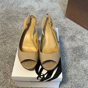 Nine West along back open toe patent leather shoes